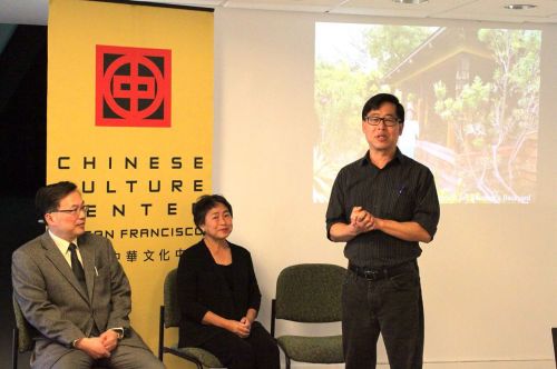 中国侨网旧金山中华文化中心工作人员介绍蒙特利湾之行。（美国《侨报》）