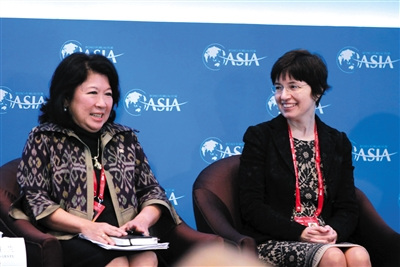 中国侨网2013年4月6日,海南琼海市,印尼时任旅游与创意经济部部长冯慧兰(左)与俄罗斯G20协调人柯西尼娅-尤达耶娃接受采访。