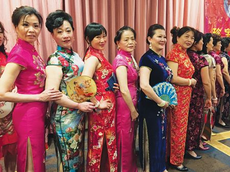中国侨网华裔女性身穿旗袍，气质优雅。（美国侨报 邹斌 摄）