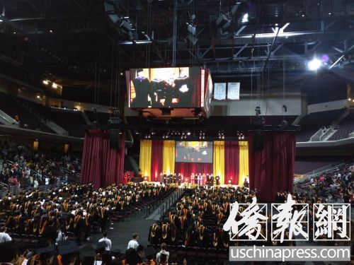 中国侨网南加州大学15日举办的毕业典礼。(美国侨报 李帜一 摄)