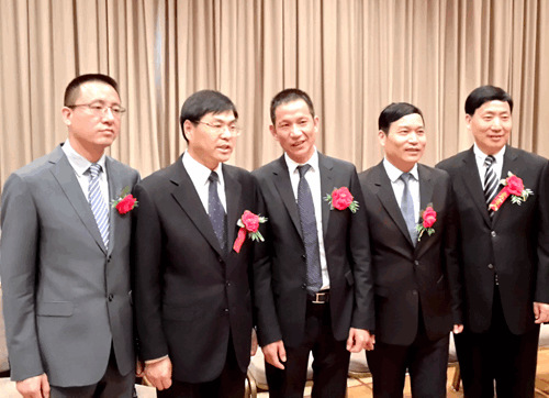 中国侨网浙江省侨务代表团与新老会长合影。(希腊欧联通讯社)