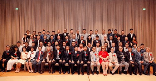 中国侨网希腊华侨华人总会会长团与出席换届庆典活动的领导合影。(希腊欧联通讯社)