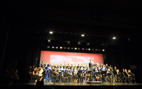 中国侨网“岁月留声”音乐会日前在马州洛城举行，台上台下大合唱《保卫黄河》，掀起高潮。（美国《世界日报》）