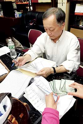 中国侨网翁小姐向赵文笙出示一?琛白罴崖糜巍笨?龅目胀分薄#拦?缎堑喝毡ā罚?
