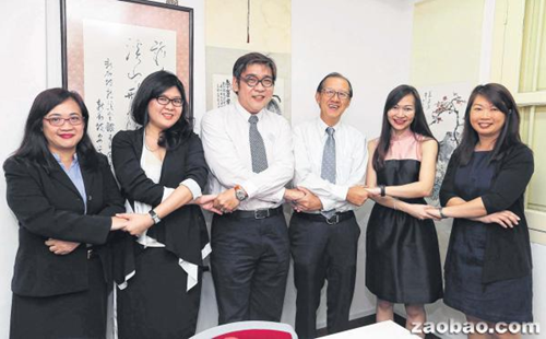 中国侨网龙溪会馆与五所大学携手合作分发助学金。左起为何婉筠(国大代表)、阮丽琳(新工大代表)、李育任(南大代表)、高允裕(龙溪会馆主席)、何美珍(新科大代表)和陈湘萍(新大代表)。(新加坡《联合早报》/邬福梁 摄)