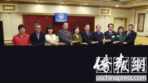 中国侨网华裔民选官协会代表在换届典礼上一起合影。(美国《侨报》/高睿 摄)
