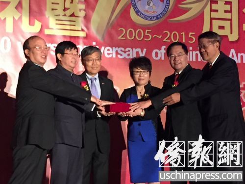 中国侨网总领事刘健（左三）见证了美华总新老会长的交接仪式。（美国《侨报》/高睿 摄）