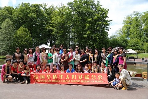 中国侨网参加活动的成员在庄园内的河边合影留念。（法国《欧洲时报》/孔帆 摄）