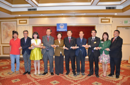 中国侨网美国华裔民选官员协会宣布,孙国泰(左六)当选下届会长。(美国《世界日报》/丁曙 摄)