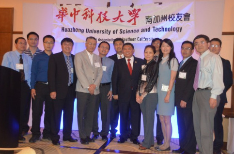 中国侨网华中科技大学南加校友会主办南加论坛,出席者包括活动负责人傅天雄(左四起)、校友陈刚、陈勇、陈郁、阿罕布拉华裔市议员沈时康、中国驻洛杉矶总领事馆教育领事李利群、校友宋海洋、徐燕等。(美国《世界日报》/王善言 摄)