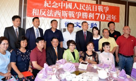 中国侨网纪念抗日战争胜利70周年,总策划顾衍时(前排左四)介绍,苏浙沪同乡会将举办征文活动。(美国《世界日报》/丁曙 摄)