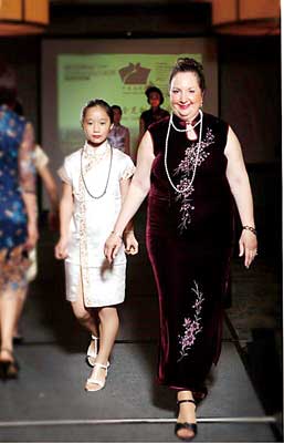 中国侨网12岁的威威（左）与美国养母玛丽参加芝加哥旗袍秀活动。（美国《星岛日报》）