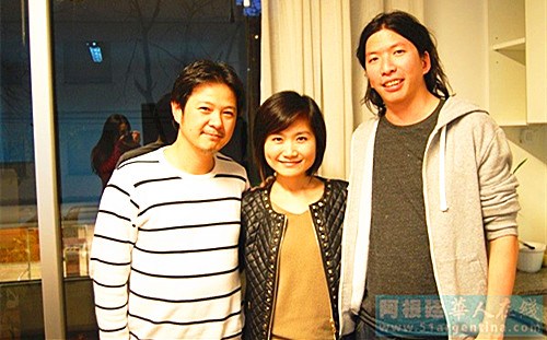 中国侨网记者廖燕斌(中)专访《仿冒市场》电影导演许煌(右)和主演黄胜煌(左)。