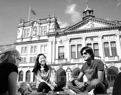 中国侨网在英国大学里轻松交流
