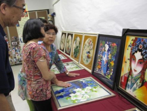 中国侨网中国景泰蓝工艺画,专程由中国来美展览。(美国《世界日报》/张慧婵 摄)