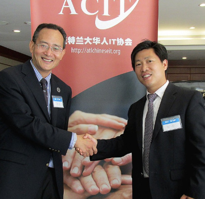 中国侨网亚特兰大华人IT协会2015年年会,卸任会长王军(左)、新会长傅献农(右)完成交接,继续为大家服务。(美国《世界日报》/安方 摄)