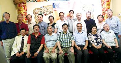 中国侨网第十六届美国华人海外交流协会复选职员合照。(美国《星岛日报》/梁敏育 摄)