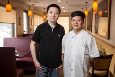 中国侨网图为老板李康(左)和厨师钱师傅(右)。(美国中文网)