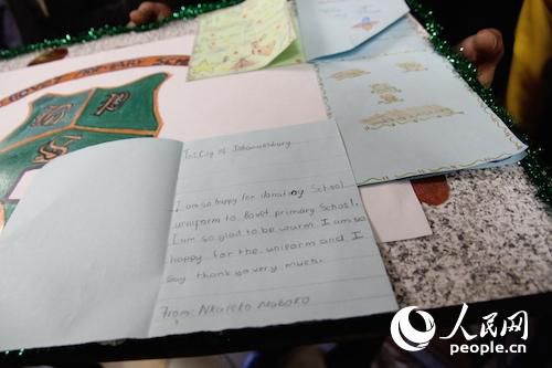 中国侨网当地学生给非国大党分部回赠的手写信。人民网 张洁娴 摄
