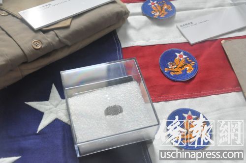 中国侨网飞虎队队员的军服、戒指、袖章等记录了美中并肩战斗的历史。侨报记者徐一凡摄