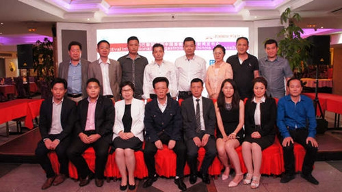 中国侨网2015巴黎国际杯“中国美食国际文化节”组委会成员合影。 (法国《欧洲时报》/张云茜 摄)