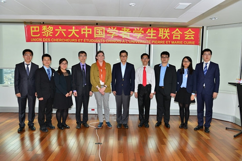 中国侨网嘉宾与巴黎六大学联主席团合影。(法国《欧洲时报》/张云茜 摄)