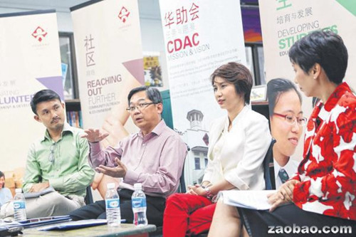 中国侨网华助会义工联系与发展委员会主席马炎庆(左起)、董事会主席颜金勇、学生教育与发展委员会主席刘燕玲,以及社区网络委员会主席傅海燕,在记者会上分享华助会接下来一年的工作方针。(新加坡《联合早报》/陈渊庄 摄)
