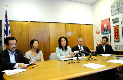 中国侨网关慧贞发起圆桌讨论建立房屋数据库,从左至右:蔡宏安、夏潇潇、关慧贞、李克伦、周建航。(加拿大《世界日报》/刘焕宇 摄)