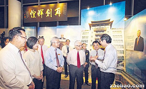 中国侨网新加坡中华总商会SG50历史展顾问萧作鸣(右一)向新加坡总统陈庆炎(右三)讲解“禧街47号”建国50周年特展的展出内容。陪同新加坡总统观展的有总商会外事委员会主席邓建辉(左一起)、沈颖、陈振泉、蔡其生以及中华总商会SG50历史展筹委会主席吴学光(右二)。(周柏荣 摄)