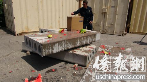 中国侨网警方在记者会上演示非法鞭炮的威力，随着一声巨响，一块西瓜被炸得粉碎。(高睿 摄)