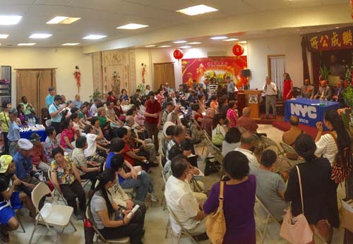 中国侨网财政局局长吉赫26日率领数名官员到美东联成公所作进一步讲解有关老人免加租问题,图为现场。 (美国《侨报》/叶永康 摄)