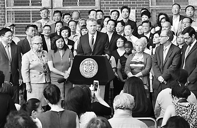 中国侨网图为纽约市长白思豪23日在法拉盛公立20小学宣布将农历新年列为纽约市公校假日。 来源:美国《世界日报》