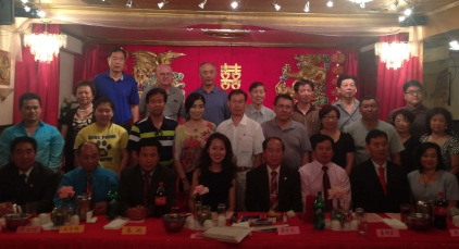 中国侨网图为发起会员和嘉宾合影,前左五为会长黄炜秋,前左六为理事长吴榕生。(美国《世界日报》/刘麟 摄)
