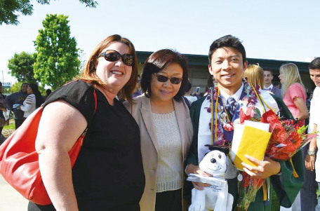 中国侨网来自上海的小留学生李一帆（右）。今年6月以最高荣誉奖和全优成绩从私立加州橙木学院（Orangewood Academy）毕业，今年秋天将进入圣地牙哥加大（UCSD）就读。中间为他的监护人孙爱华老师，左为他的寄宿妈妈Vicky。（美国《世界日报》）