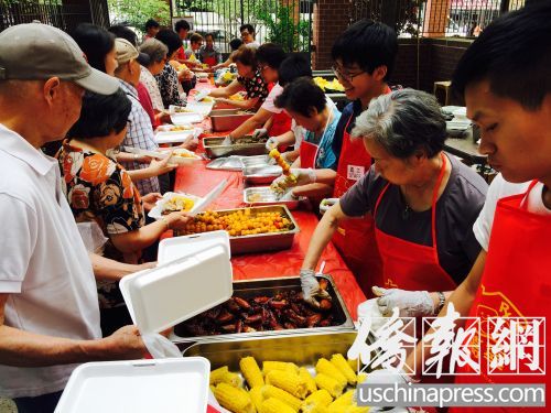 中国侨网华埠孔子大厦住户庆祝独立日，2日在孔厦广场举办烧烤大会。（美国《侨报》/叶永康 摄）