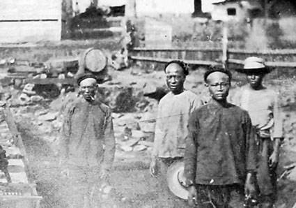 中国侨网资料图片：在美国修筑铁路的中国劳工。（参考消息）