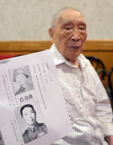 中国侨网蒋益昌出席展示仍保留的证件，申请中华民国的抗日胜利纪念章。(美国《世界日报》/许振辉 摄)