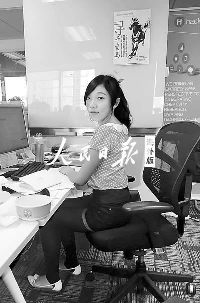 闫晴在国内找到了一份实习工作,将她在课堂上学到的知识应用于实践。