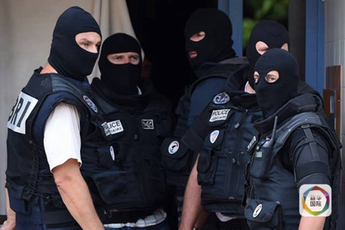 ͼΪ����6��26�գ��ڷ����ﰺ������ʥ����˹�أ�����˾�����������������ʡ����Ϯ�����ӷ��Ĺ�Ԣ�⾯�䡣