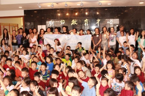 “支持北京张家口申冬奥”系列活动7日于华夏中文学校展开，邀请到中文学校的小朋友一同参与，支持申冬奥！（美国《世界日报》/郭宗岳