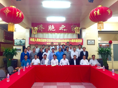 参加座谈会的法国华社负责人合影。(法国《欧洲时报》/孔帆