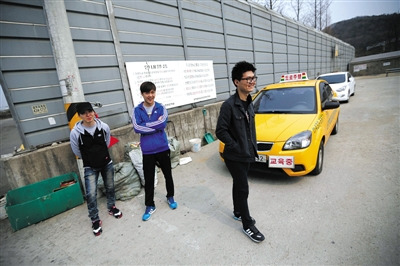 2014年3月27日，韩国，中国游客在韩国驾校内休息。由于在韩国考取驾照时间短、费用低，不少中国人选择赴韩考取驾照。