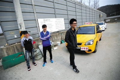 2014年3月27日,韩国,中国游客在韩国驾校内休息。由于在韩国考取驾照时间短、费用低,不少中国人选择赴韩考取驾照。