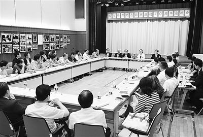 图为7月17日下午,在日侨界纪念抗战胜利70周年座谈会在中国驻日本大使馆举行。