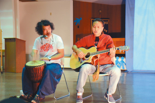 “草台班”演出“世界工厂”,是由赵川所创作,展现工人生活。(世界新闻网/王湛