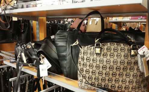 名牌包包还是代购业者商品最大宗。(美国《世界日报》/黄相慈