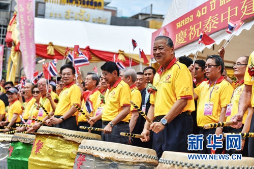 7月26日，在曼谷唐人街，曼谷市长素坤潘（前右）出席庆祝中泰建交40周年巡游庆典。新华网记者