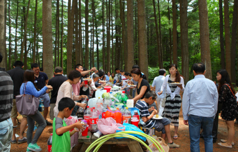 2015九大协会夏日野餐聚会，在霍普金顿州立公园举行，共有上千人与会共享美食。（美国《世界日报》/俞国梁
