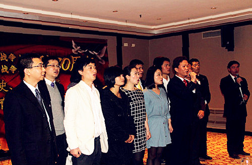 参加旅阿华侨青年座谈会的代表宣读誓词。