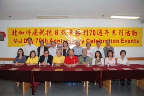 出席庆祝抗战胜利70周年记者新闻发布会的嘉宾合影。(美国《侨报》/吴卓明